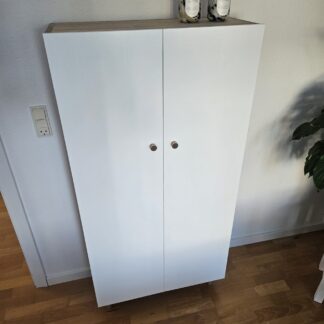 Skoskab med 2 låger og 2 ben